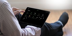 Digital tablet computer close up man using tablet hands man mult — GTB et automatisme du bâtiment, ARKEN / SMART'PROTECH, Bourgogne-Franche-Comté